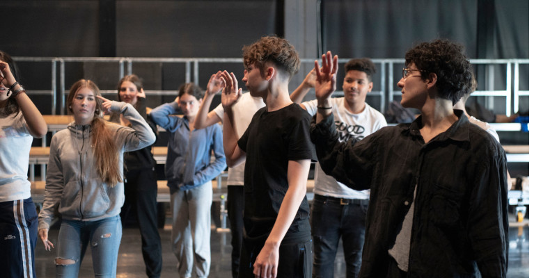 EN RESiDÈNCiA. Artistes als instituts