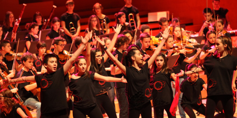 Joves intèrprets de música clàssica sobre l'escenari