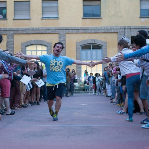 Solo de dansa contemporània sobre el concepte de felicitat
